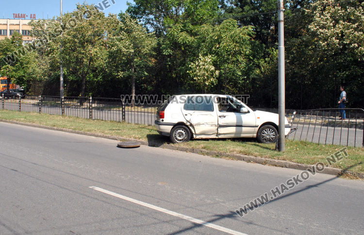 Шахта подметна Голф и го прати в огражденията на булевард „Васил Левски“