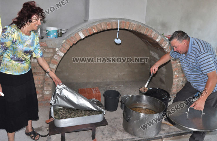 Чеверме и курбан в Тракиец за освещаването на новия заслон край аязмото