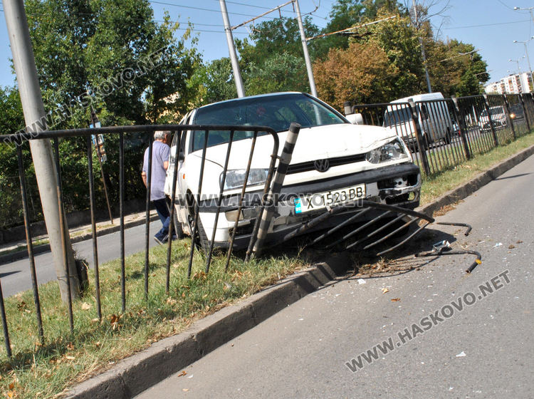 Шахта подметна Голф и го прати в огражденията на булевард „Васил Левски“