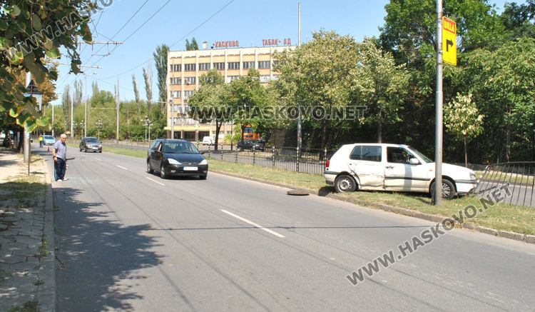 Шахта подметна Голф и го прати в огражденията на булевард „Васил Левски“