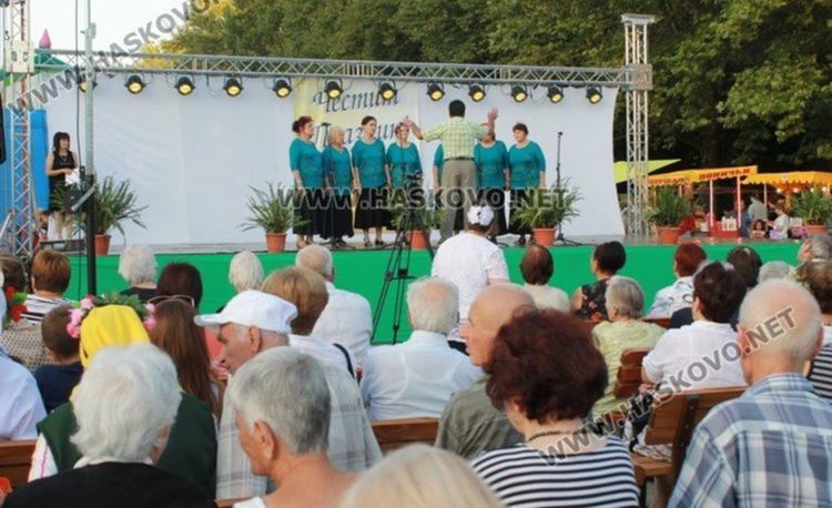 Празнични ритми, стари градски песни и автентичен фолклор от сцената в парк "Марица"