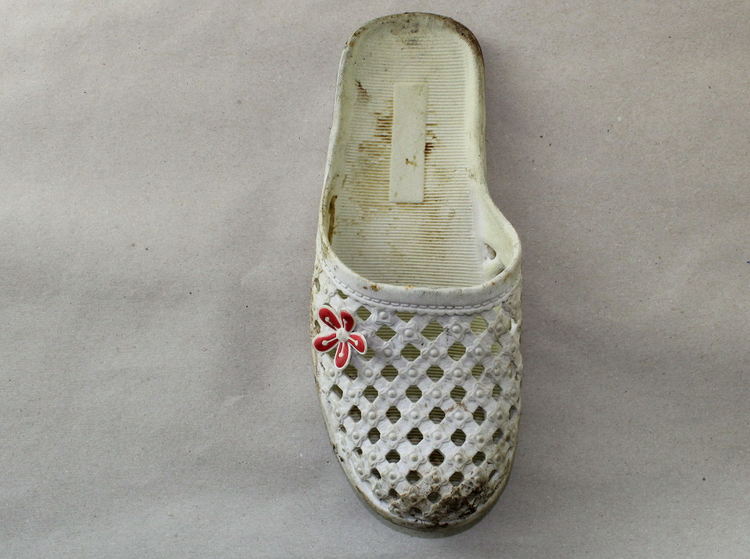 МВР пусна снимки на дрехите, открити край Негован