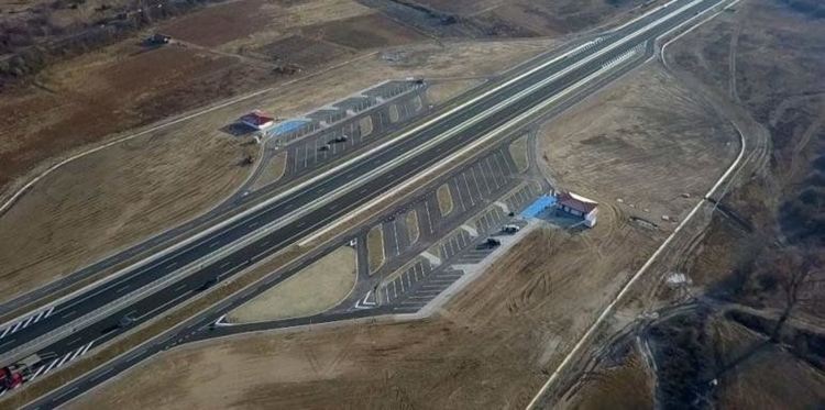 Осемгодишно подкара семейния автомобил по магистралата, да се повози през нощта