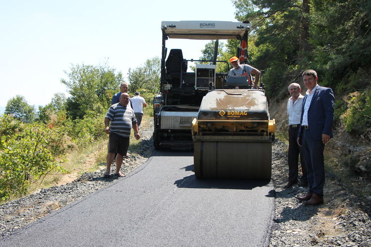 Асфалтират ударно в няколко села в Ардинско