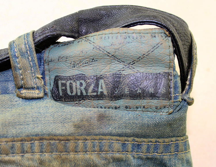 МВР пусна снимки на дрехите, открити край Негован