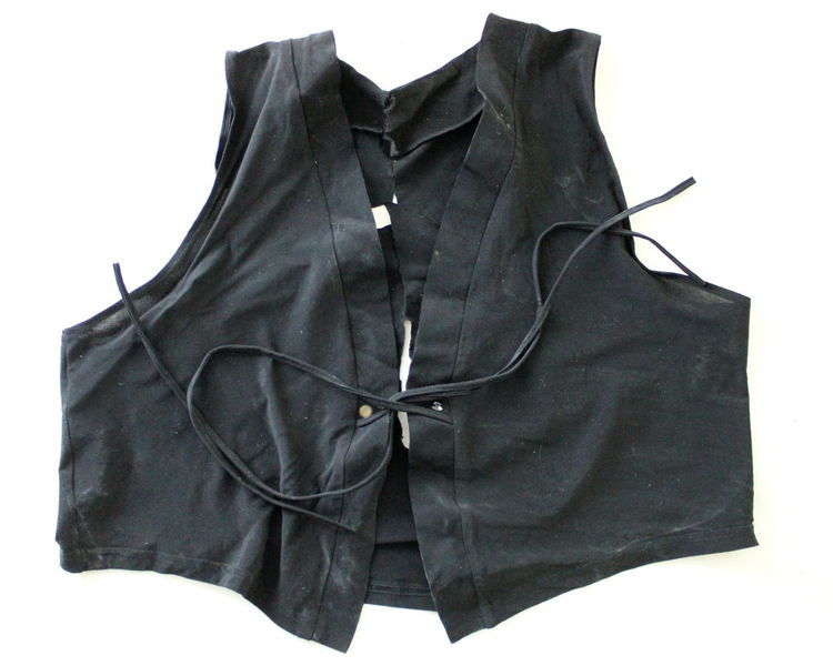 МВР пусна снимки на дрехите, открити край Негован