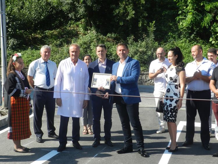 Официално откриха паркинг с 95 места, част от него е построен над реката в Мадан