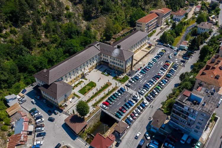 Официално откриха паркинг с 95 места, част от него е построен над реката в Мадан