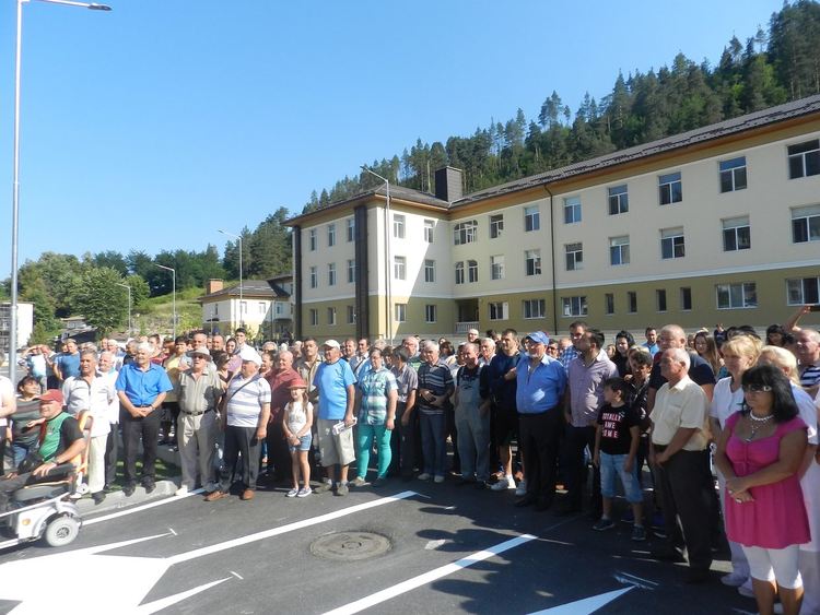 Официално откриха паркинг с 95 места, част от него е построен над реката в Мадан