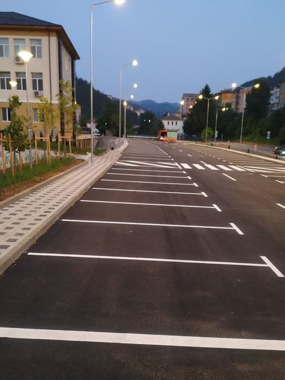 Официално откриха паркинг с 95 места, част от него е построен над реката в Мадан