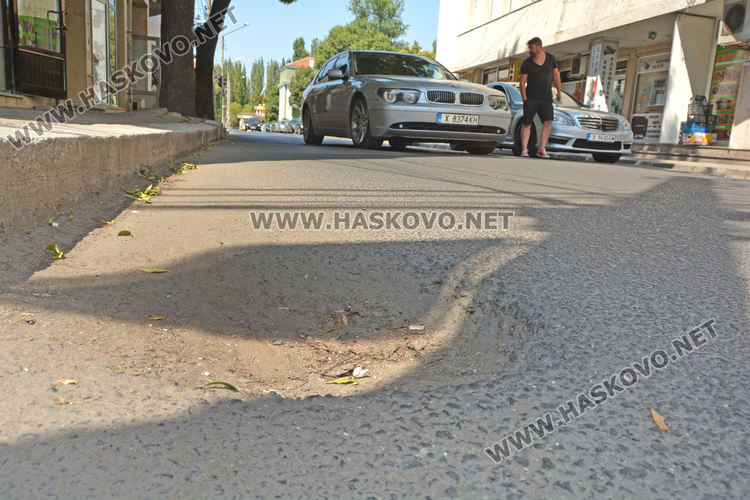 Млада жена пострада при хлътване в дупка на хасковска улица