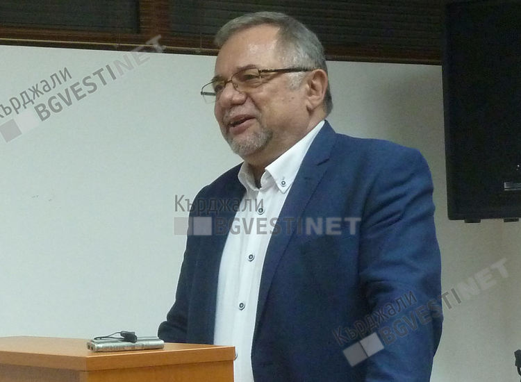 Нейко Генчев представя книгата "Мостът" в Кърджали