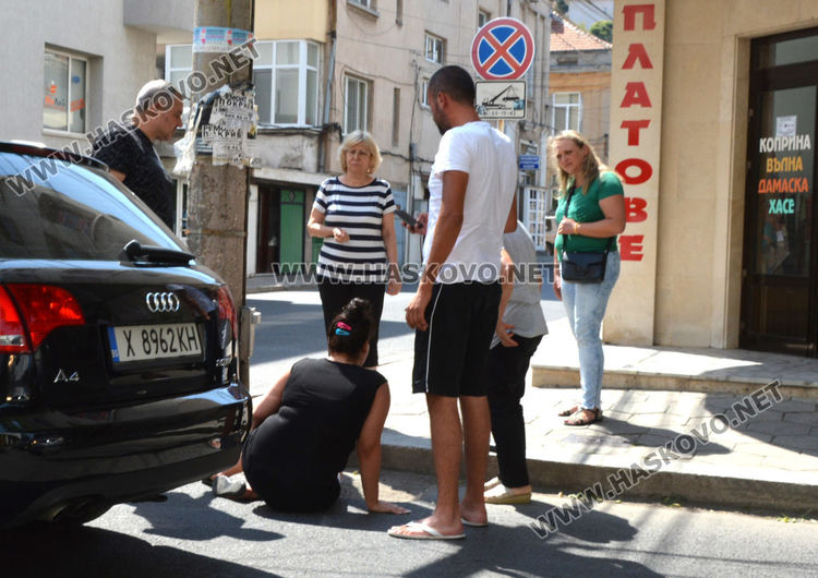 Млада жена пострада при хлътване в дупка на хасковска улица