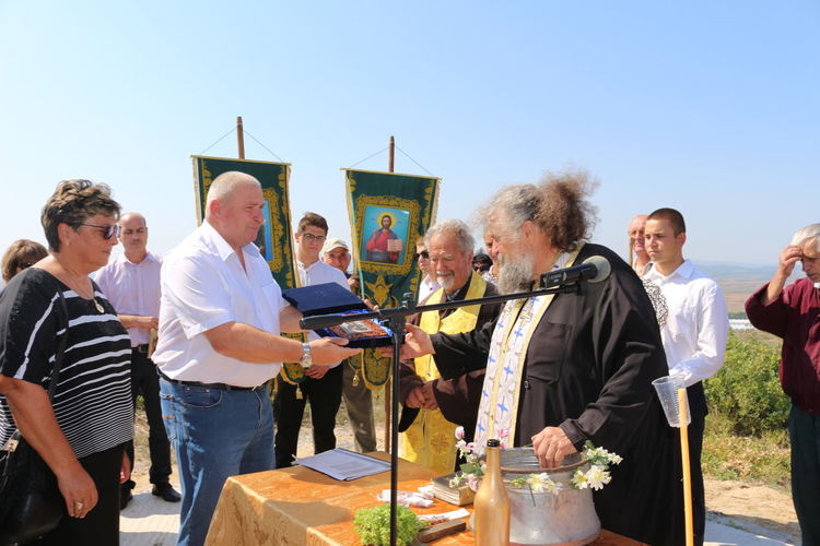 Литургия и освещаване на 15-метров кръст за годишнината на Любимец