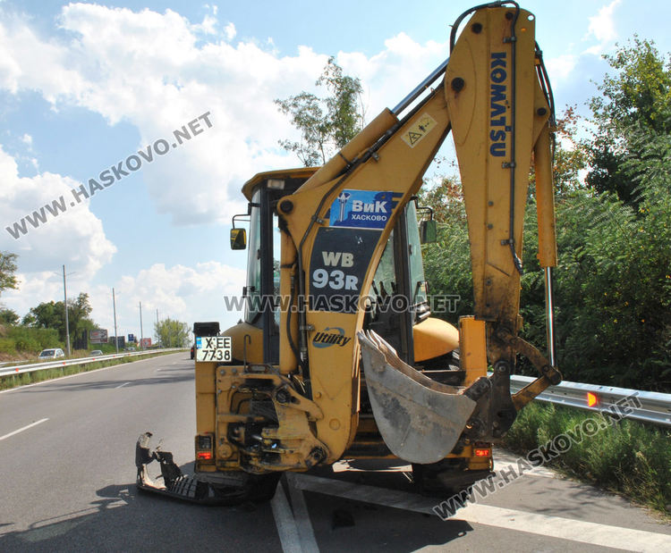 Пикап се разби в трактор на ВиК-Хасково, мъж е в болница