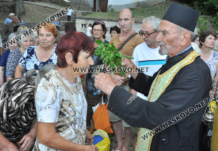 Подготвят биографична книга за отец Антони Енев