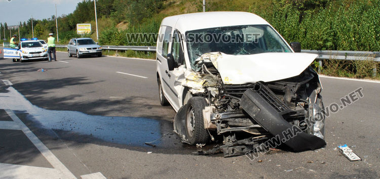 Пикап се разби в трактор на ВиК-Хасково, мъж е в болница