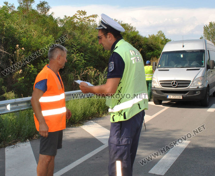 Пикап се разби в трактор на ВиК-Хасково, мъж е в болница