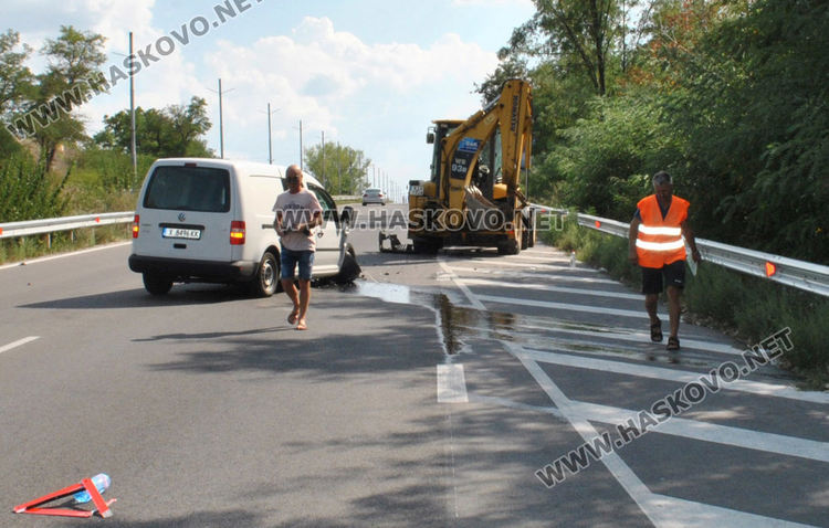 Пикап се разби в трактор на ВиК-Хасково, мъж е в болница