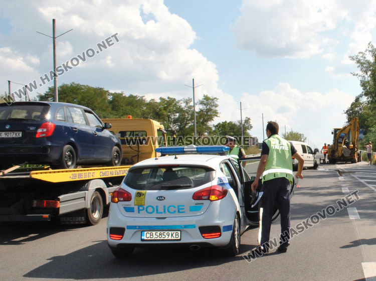 Пикап се разби в трактор на ВиК-Хасково, мъж е в болница