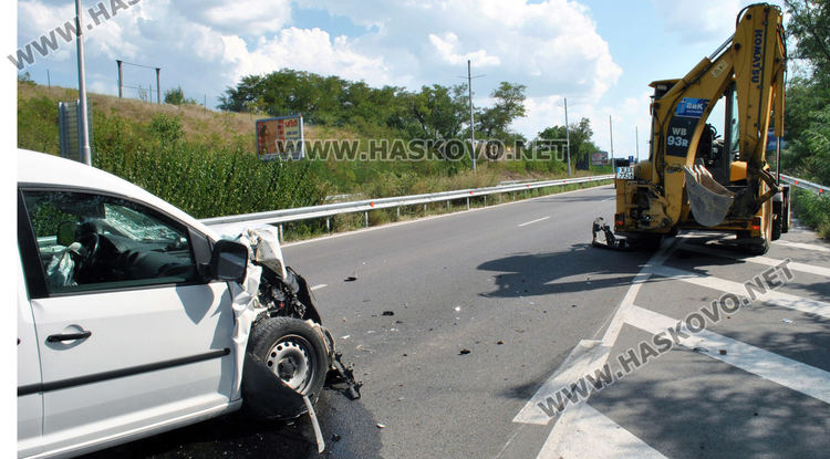Пикап се разби в трактор на ВиК-Хасково, мъж е в болница