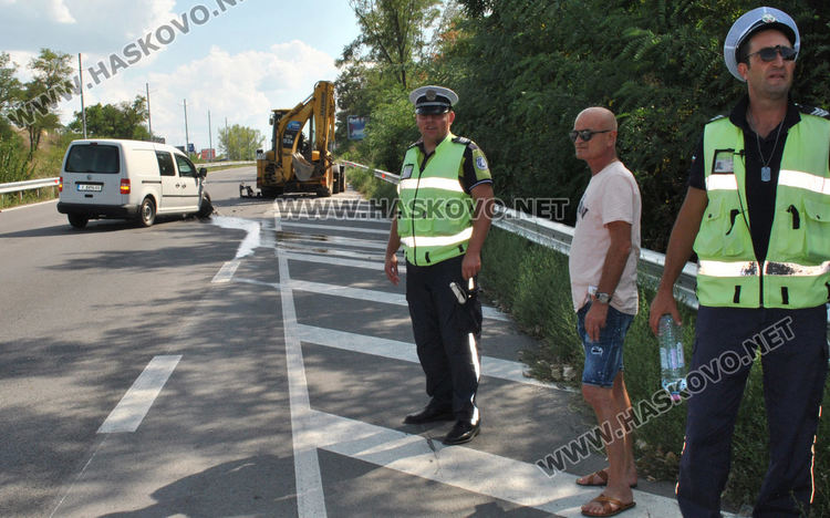 Пикап се разби в трактор на ВиК-Хасково, мъж е в болница
