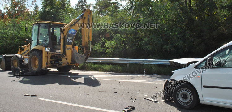 Пикап се разби в трактор на ВиК-Хасково, мъж е в болница