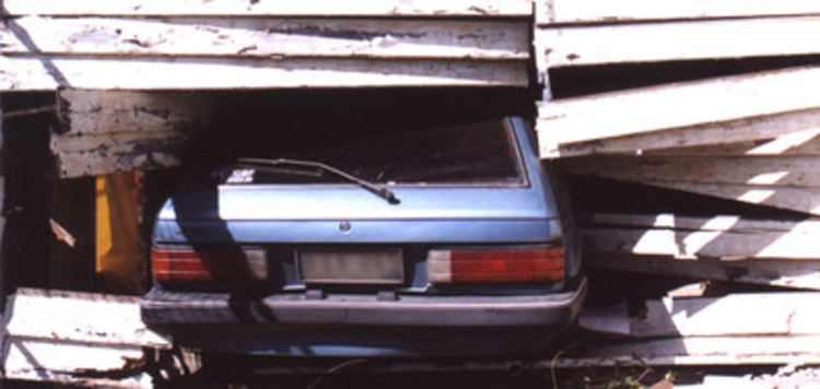 Пиян дядо нахлу с колата си в частен дом, предизвика катастрофа