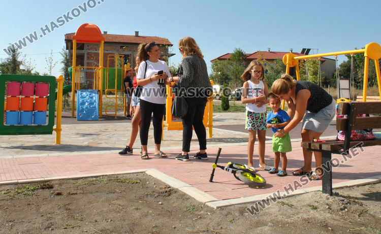 В хасковския квартал „Хисаря“ вече се радват на нова детска площадка