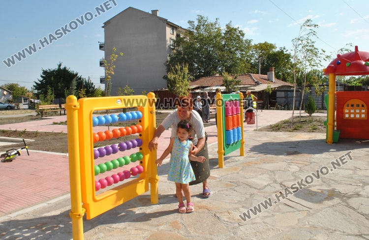 В хасковския квартал „Хисаря“ вече се радват на нова детска площадка