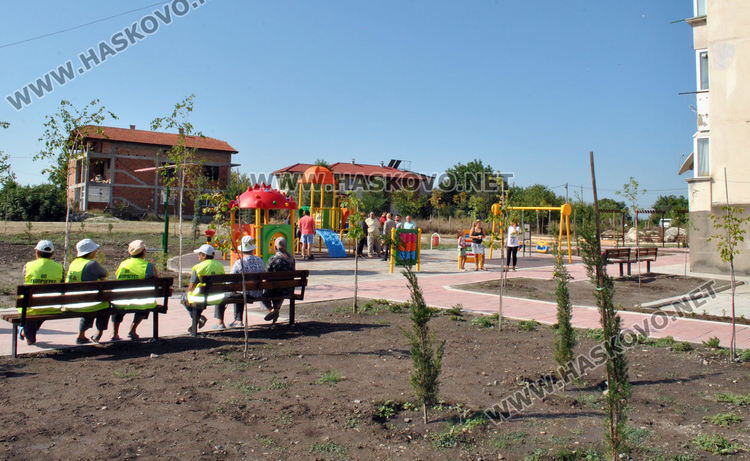 В хасковския квартал „Хисаря“ вече се радват на нова детска площадка