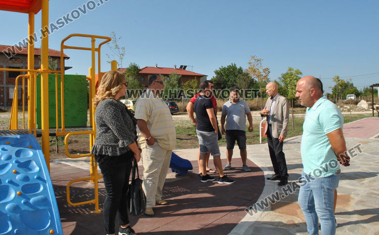 В хасковския квартал „Хисаря“ вече се радват на нова детска площадка