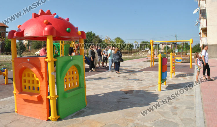 В хасковския квартал „Хисаря“ вече се радват на нова детска площадка