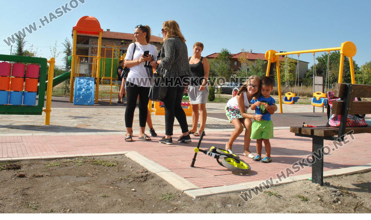 В хасковския квартал „Хисаря“ вече се радват на нова детска площадка
