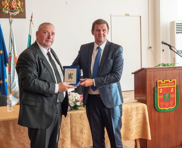 Кметът на Любимец с Почетен плакет от областния управител