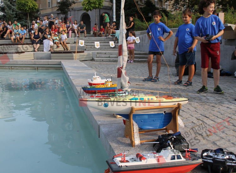 Моторници плуваха в центъра на Димитровград