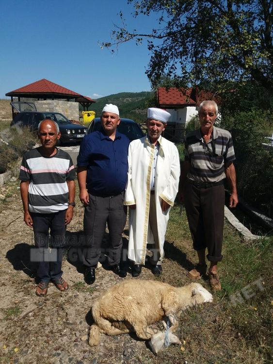 Заместник мюфтията на Кърджали Насуф Насуф даде курбан с молба Всевишният да пази пътуващите за  Маказа