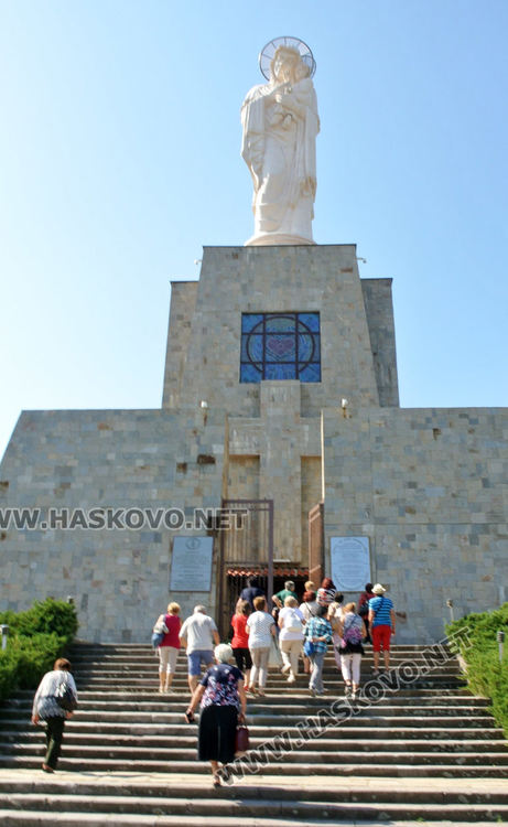 Селфи с надпис „Аз обичам Хасково“ на Ямача