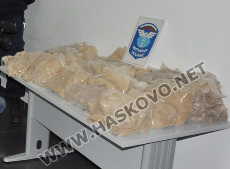 Задържаха хероин за близо 1.3 млн. лв., скрит във вратите и багажника на Опел