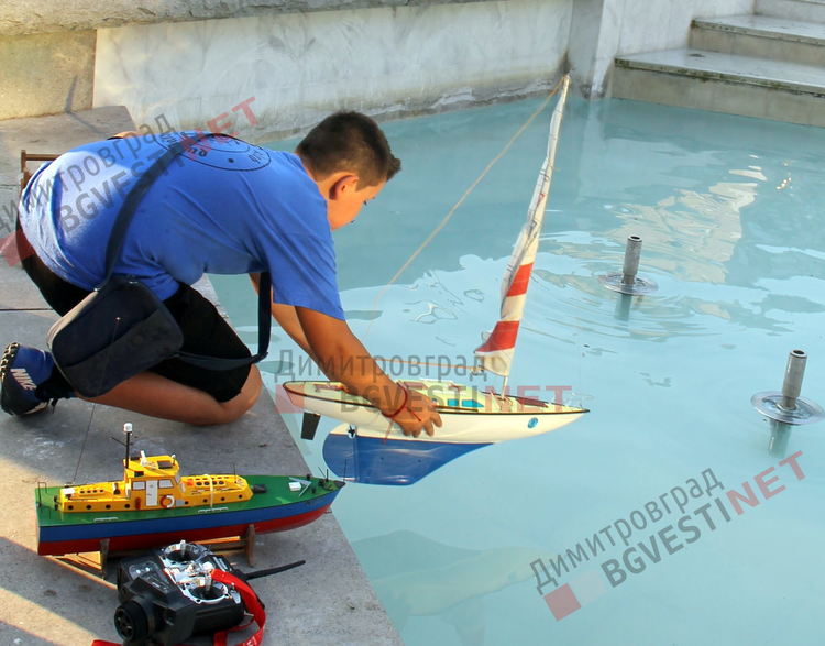 Моторници плуваха в центъра на Димитровград