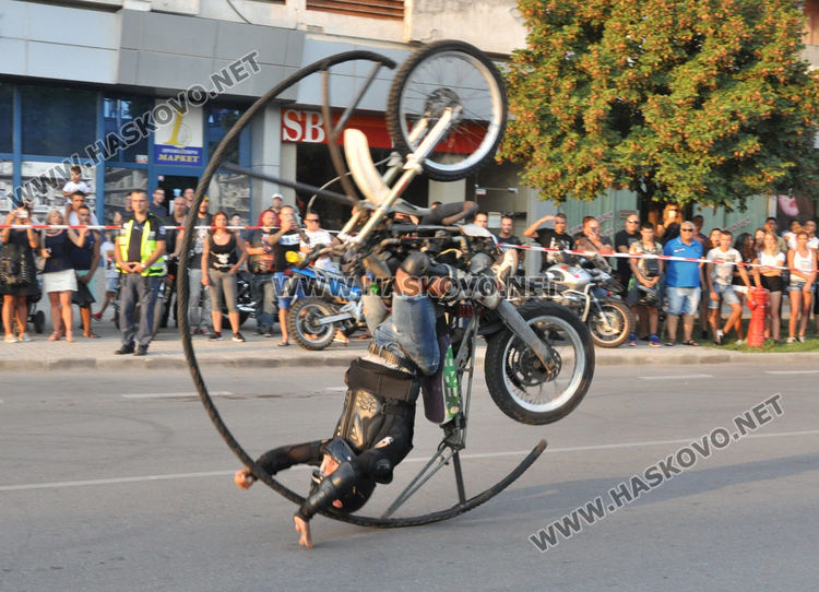 Стънт шоу за 72-годишнината на Димитровград вдига адреналина на публиката