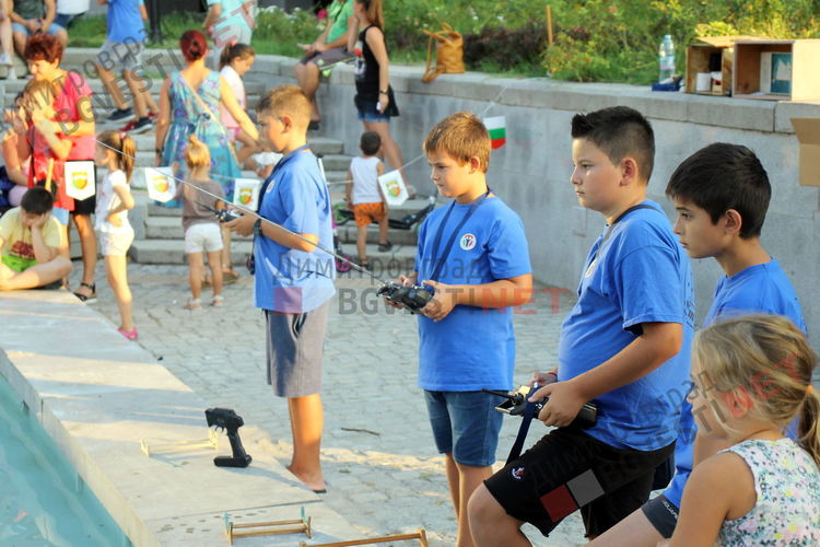 Моторници плуваха в центъра на Димитровград