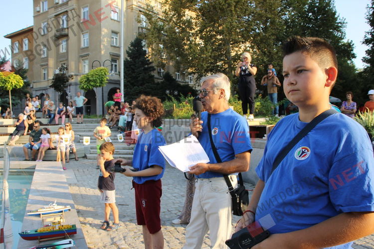 Моторници плуваха в центъра на Димитровград