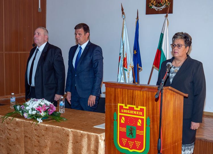 Кметът на Любимец с Почетен плакет от областния управител