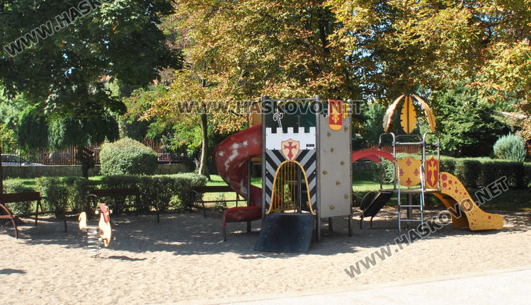 Хасковлийка: Счупена е част от пързалка в Градската градина