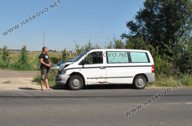 Два Мерцедеса и Фолксваген във верижна катастрофа край Конуш