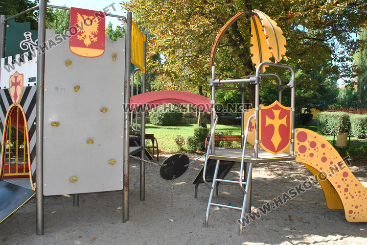 Хасковлийка: Счупена е част от пързалка в Градската градина