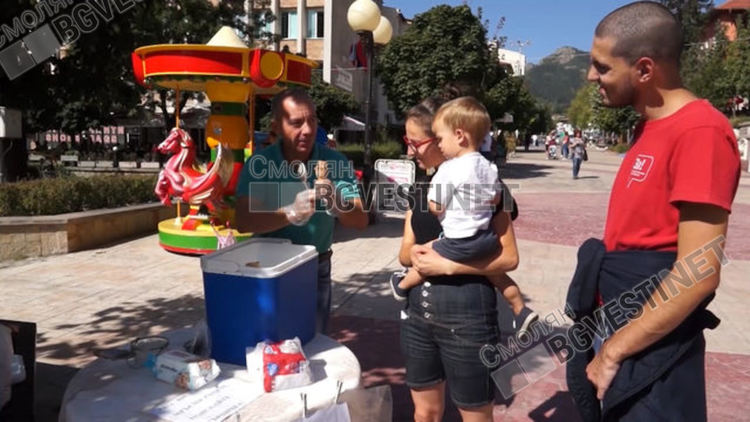 Минчо Хаджиев, "сладоледения протестър" от Смолян отново раздава над 700 фунийки