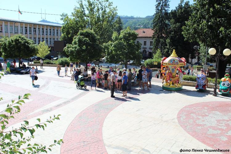 Минчо Хаджиев, "сладоледения протестър" от Смолян отново раздава над 700 фунийки