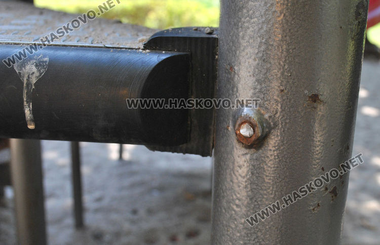 Хасковлийка: Счупена е част от пързалка в Градската градина